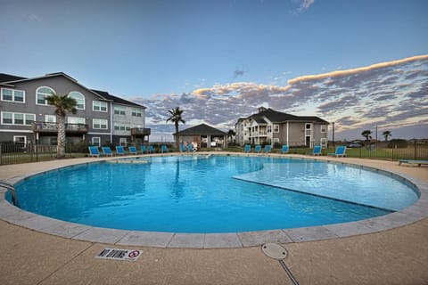 Peaceful Seaside Condo-Walking Path to the Beach (632)