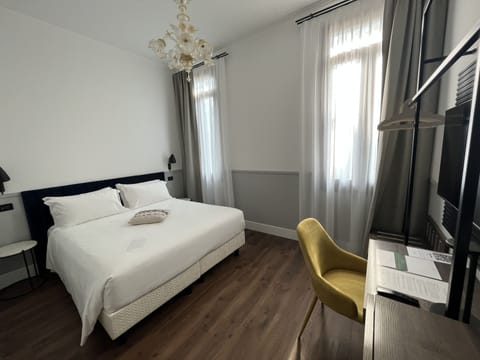 Comfort Room | Premium bedding, down comforters, pillowtop beds, minibar