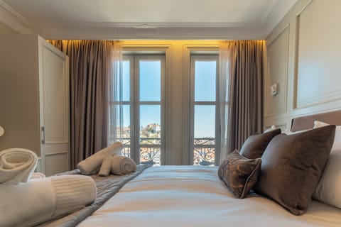 Luxury Apartment | Premium bedding, minibar, laptop workspace, iron/ironing board