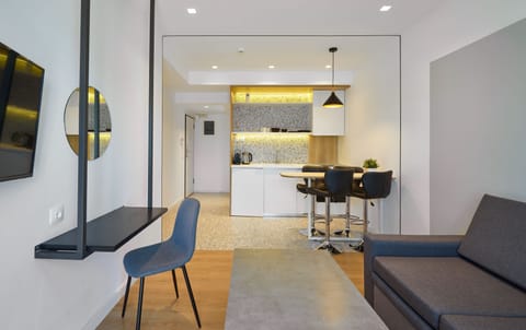 Deluxe Apartment | 1 bedroom, in-room safe, desk, laptop workspace