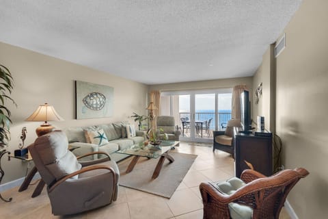 Living Area w/ Gulf Front View