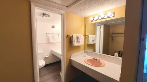 Deluxe Room, 1 King Bed | Bathroom | Combined shower/tub, hair dryer, towels, soap