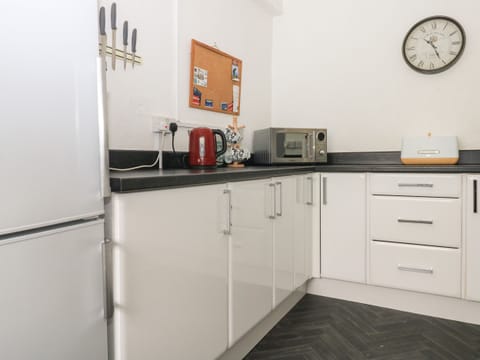 Cottage | Private kitchen | Fridge, electric kettle, toaster, cookware/dishes/utensils