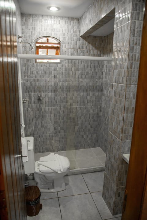 Standard Quadruple Room | Bathroom