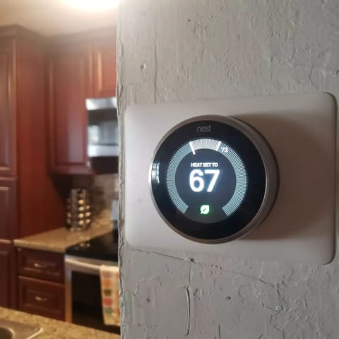Easily twist the thermostat to adjust the heat to your comfort level.
