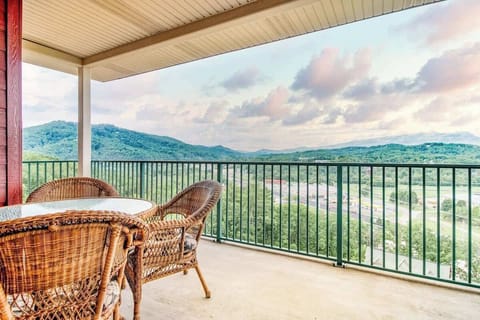 Take in the beautiful mountain views of our Big Bear Condo - you'll love making this your personal background during your stay! 
 Welcome to the Smokies!