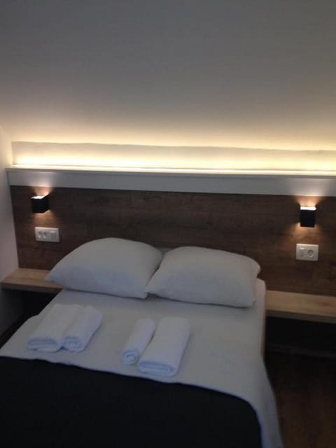 Double Room (Guesthouse Family Bosnic - Double Roo) | Desk, laptop workspace, free WiFi, bed sheets