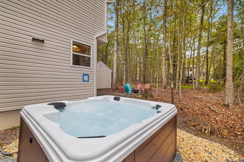 Outdoor hot tub in backyard - Poconos - Serhii Vacation Rentals