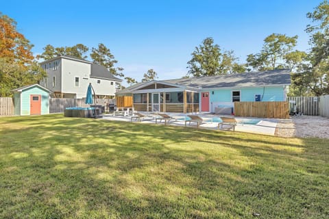 Private Pool / Exterior - Back