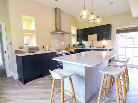 Cottage | Private kitchen | Fridge, dishwasher, electric kettle, toaster