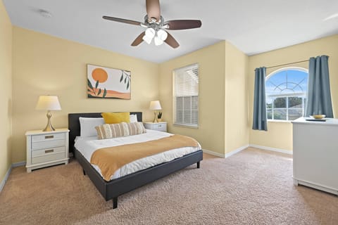 Queen bedroom with access to a shared bathroom inside the bedroom