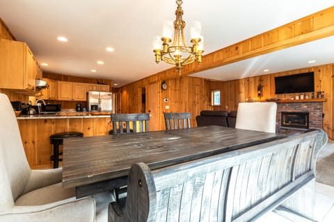 Large dinning room table, open to the kitchen and living room
