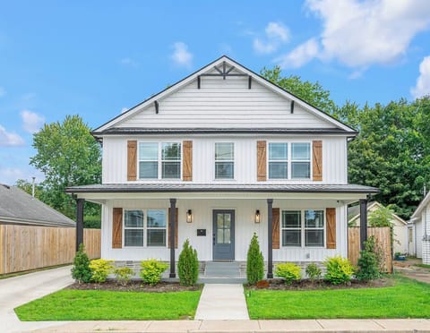 Pull into the
driveway and feel the
trip start right here —
a wide covered porch
and manicured lawn
welcome your entire
group home.