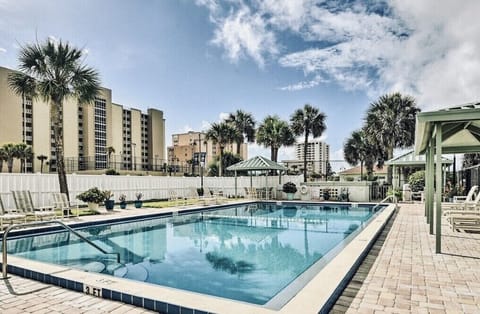 A great pool to hang out by. 😎