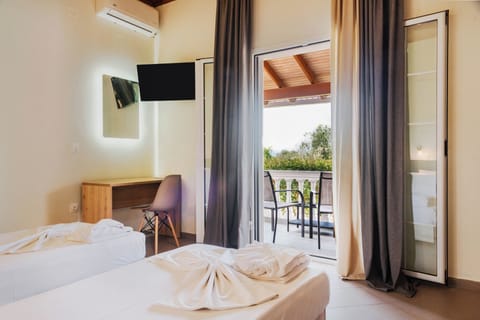 Family Apartment | Premium bedding, in-room safe, desk, laptop workspace