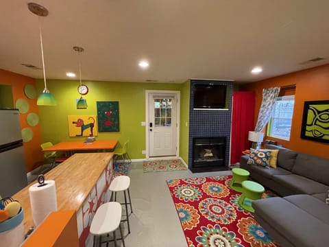 The Hummingbird Cottage - fun, colorful, & cozy😊   *Fireplace is not working*