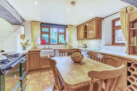 Cottage | Private kitchen | Fridge, dishwasher, electric kettle, toaster