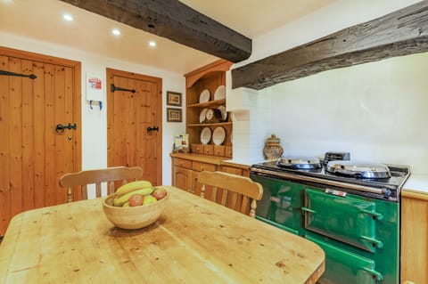 Cottage | Private kitchen | Fridge, dishwasher, electric kettle, toaster