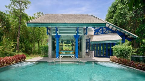 Outdoor pool, pool umbrellas, sun loungers