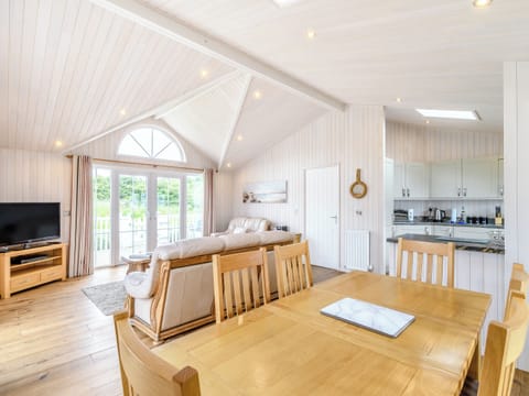 Open plan living space | Acacia Lodge, Mercia Marina, Willington