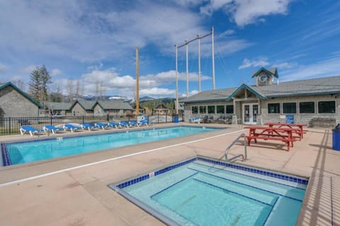 Lake Club Pool & Hot Tub