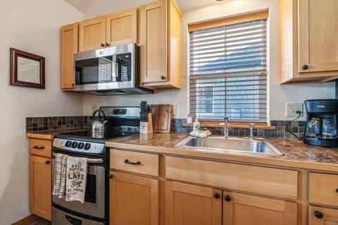 Easy cooking kitchen with all the basic equipment and utensils.