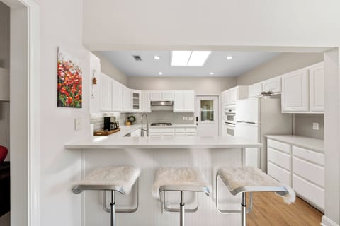 Kitchen and Restaurant bar, seating for 3