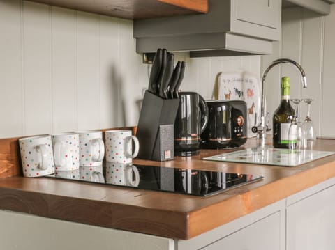 Cottage | Private kitchen | Fridge, electric kettle, cookware/dishes/utensils