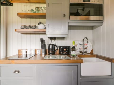 Cottage | Private kitchen | Fridge, electric kettle, cookware/dishes/utensils