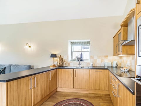 Cottage | Private kitchen | Fridge, dishwasher, electric kettle, toaster