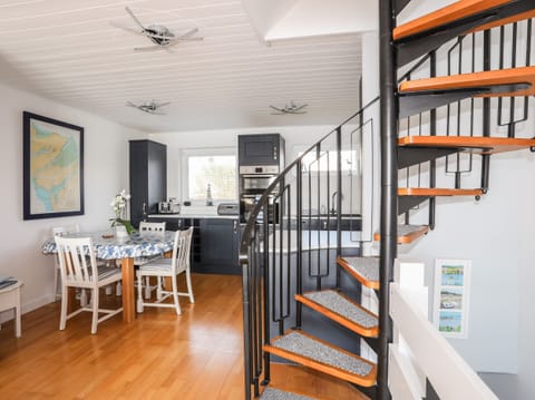 Cottage | Private kitchen | Fridge, electric kettle, toaster, cookware/dishes/utensils