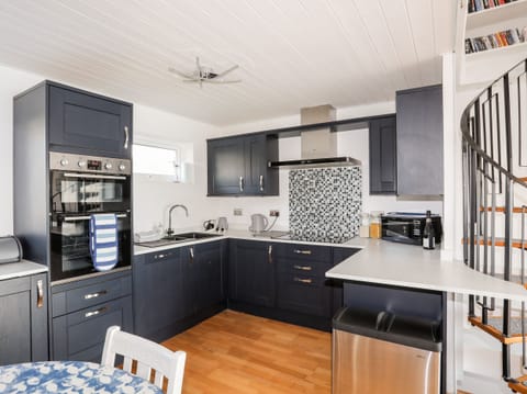 Cottage | Private kitchen | Fridge, electric kettle, toaster, cookware/dishes/utensils