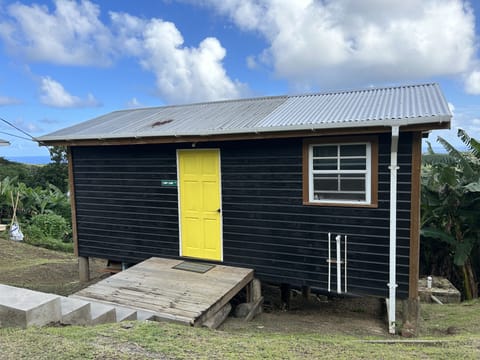 Comfy cabin- rustic farmhouse vibe with modern amenities. Large deck with views