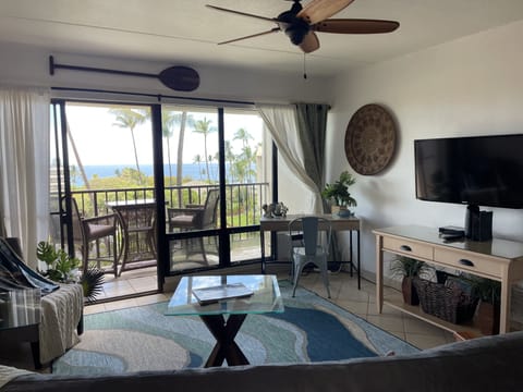 Living area and lanai with gorgeous ocean views. 
