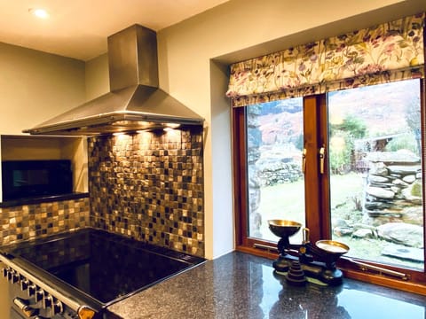 Slater Bob's Mountain Cottage kitchen