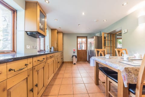 Slater Bob's kitchen and dining table