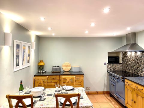 Slater Bob's Mountain Cottage kitchen with dining table