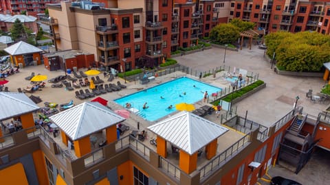 OUTDOOR POOL & HOT TUB 