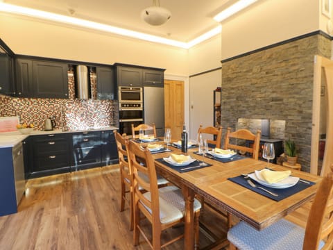 Cottage | Private kitchen | Fridge, dishwasher, cookware/dishes/utensils