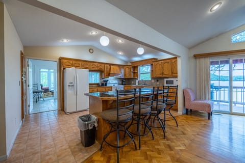 BREAKFAST BAR AREA OFF KITCHEN