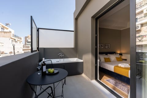 Deluxe Double Room | In-room safe, desk, soundproofing, iron/ironing board