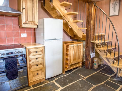 Cottage | Private kitchen | Fridge, dishwasher, electric kettle, toaster