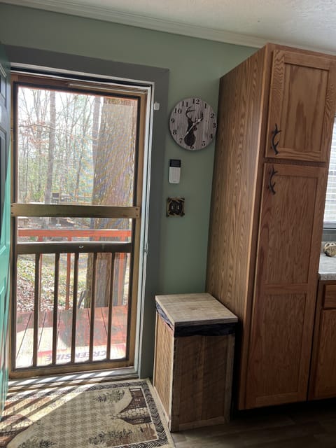 Kitchen screen door to the grill area.