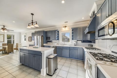 Kitchen/Breakfast Nook on the middle floor