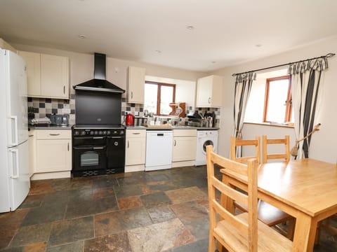 Cottage | Private kitchen | Fridge, dishwasher, electric kettle, toaster