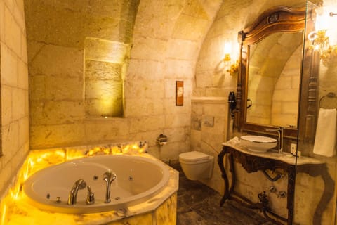 Jakuzili Deluxe Oda | Bathroom | Rainfall showerhead, hair dryer, bathrobes, slippers