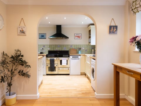 Cottage | Private kitchen | Fridge, microwave, dishwasher, electric kettle