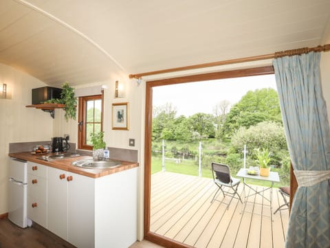 Cottage | Private kitchen | Fridge, microwave, toaster, cookware/dishes/utensils