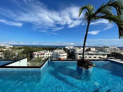 Increíble alberca con vista al mar caribe y camastros en el rooftop