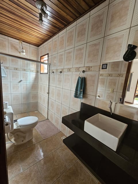 Family Suite | Bathroom | Shower, rainfall showerhead, designer toiletries, hair dryer
